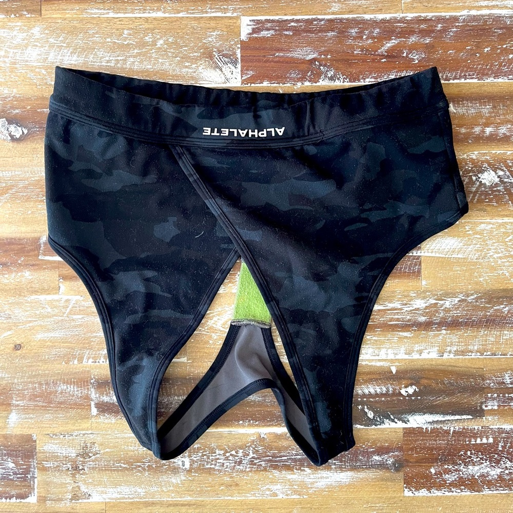 Alphalete Cross Black Camo Bra